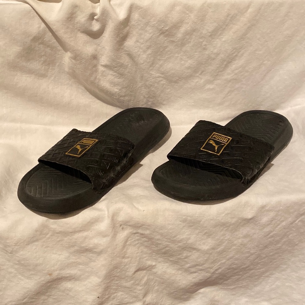 Puma flip flops
